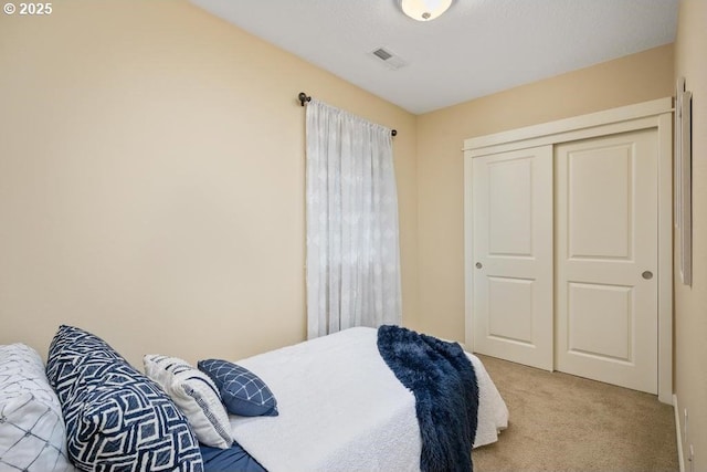 bedroom featuring carpet flooring and a closet