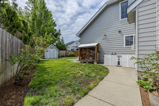 view of yard featuring a storage shed and an outdoor structure