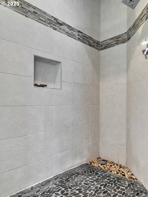 14509 SE Faircrest St, Clackamas, OR 97015 - full bath featuring a tile shower