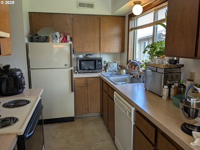 1246 NE 27th St Unit 24, Mcminnville, OR 97128 - kitchen featuring white appliances, visible vents, light countertops, and a sink