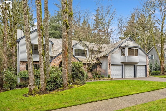 view of front of house featuring a front lawn and a garage