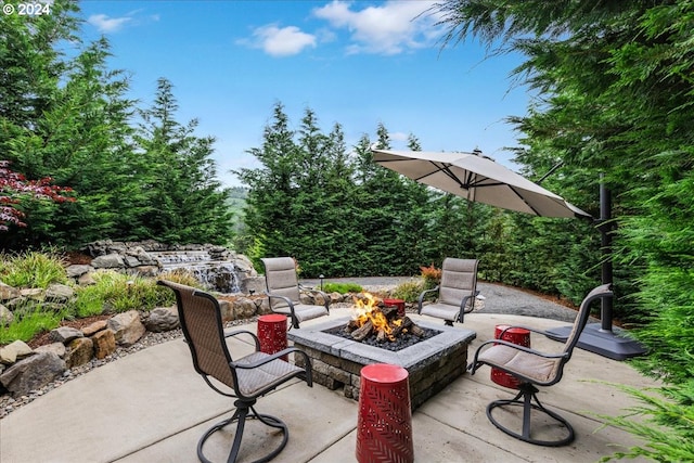 view of patio featuring an outdoor fire pit