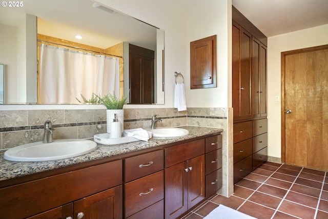 3132 SE 58th Ave, Portland, OR 97206 - full bath with double vanity and tile patterned flooring