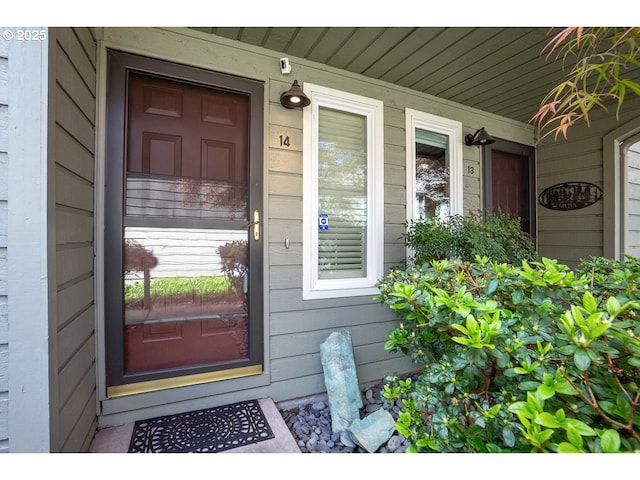 property entrance featuring a porch