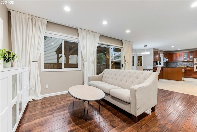 living room with dark wood-style floors, recessed lighting, and baseboards