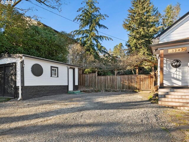 view of yard featuring an outbuilding