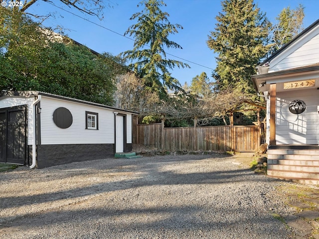 view of yard with an outdoor structure