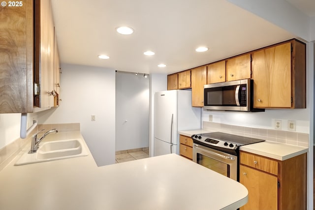 15000 SW Farmington Rd Unit 51, Beaverton, OR 97007 - kitchen with appliances with stainless steel finishes, a sink, recessed lighting, light countertops, and a peninsula