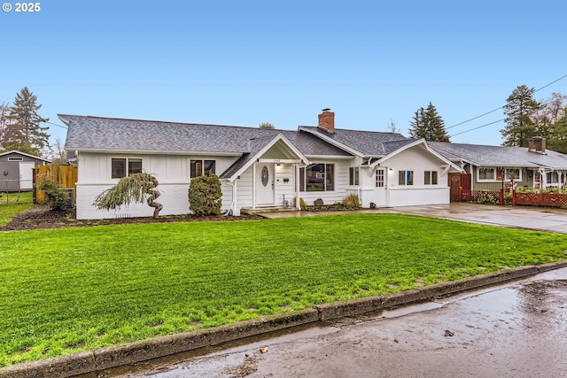 single story home with a front yard