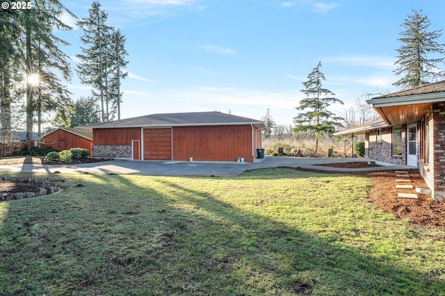 view of yard featuring an outdoor structure