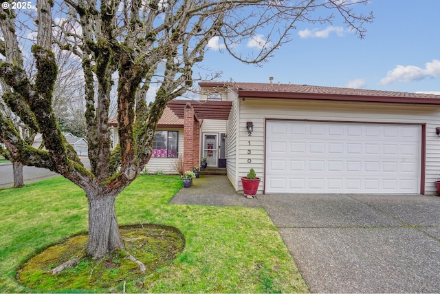 view of front facade featuring an attached garage, driveway, and a front lawn