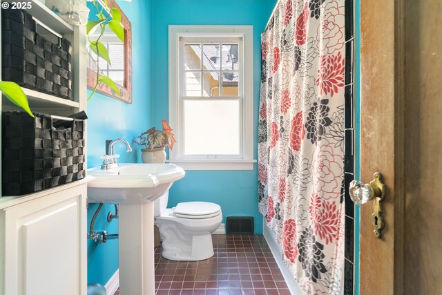 2406 SE 30th Ave, Portland, OR 97214 - bathroom featuring tile patterned flooring and a shower with curtain