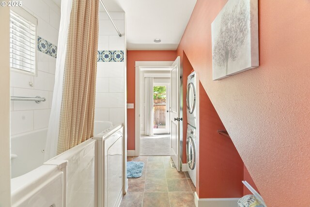 2406 SE 30th Ave, Portland, OR 97214 - hallway featuring stacked washer / dryer