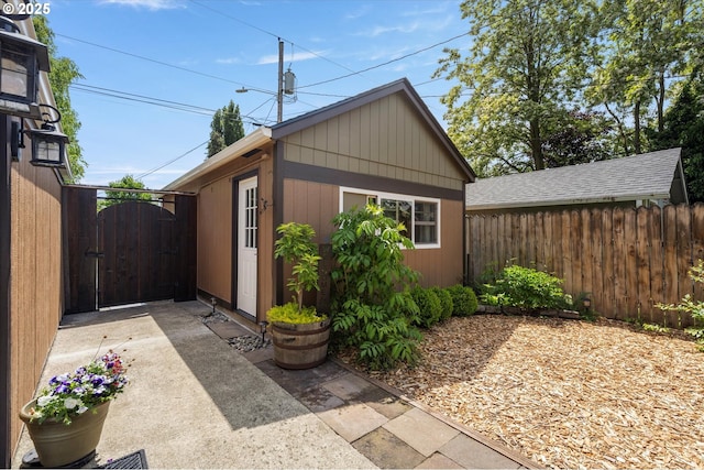 332 26th Ave, Longview, WA 98632 - view of outbuilding featuring a gate