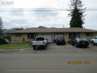 646/648 W Sixth Ave, Sutherlin, OR 97479 - single story home featuring an attached garage and asphalt driveway