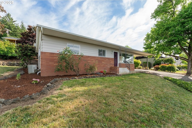 2431 W Crestview Ave, Roseburg, OR 97471 - ranch-style home featuring a front yard, driveway, an attached carport, and brick siding