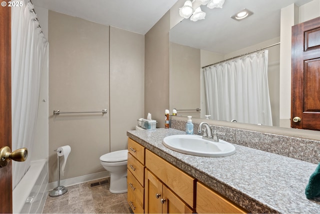 bathroom featuring toilet, vanity, a shower with shower curtain, and baseboards