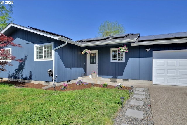 921 Williams St, Eugene, OR 97402 - ranch-style house with an attached garage, roof mounted solar panels, a front yard, and crawl space