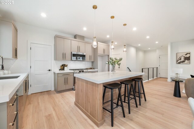 118 W 13th Way, La Center, WA 98629 - kitchen featuring stainless steel appliances, gray cabinets, a sink, light wood-style flooring, and recessed lighting