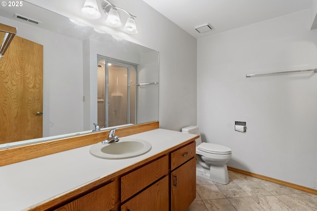 full bath featuring toilet, a shower with shower door, vanity, visible vents, and baseboards