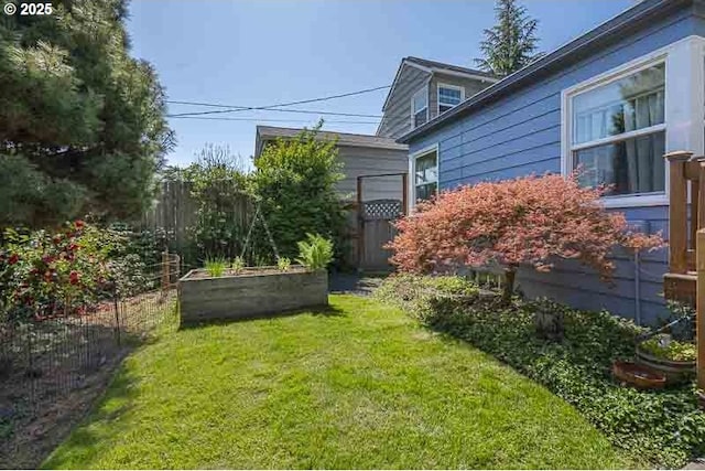1910 Saginaw St S, Salem, OR 97302 - view of yard featuring a garden