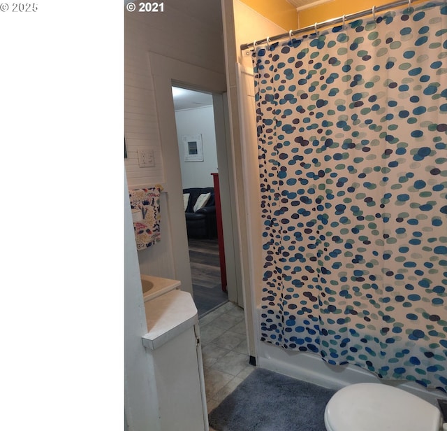 317 N Beacon St, Rockaway Beach, OR 97136 - full bathroom featuring vanity, toilet, and shower / tub combo with curtain