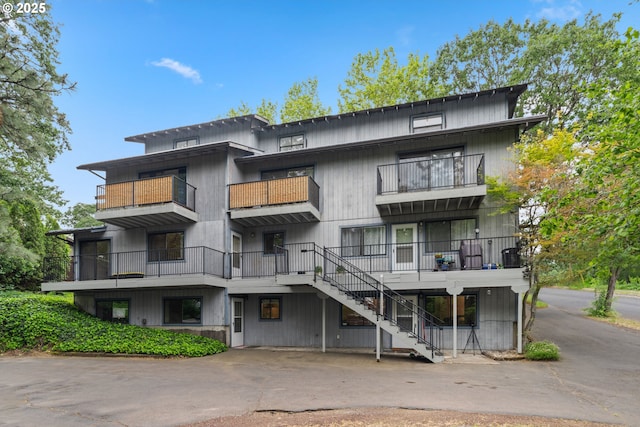9 N 20th St, Hood River, OR 97031 - view of property featuring stairway