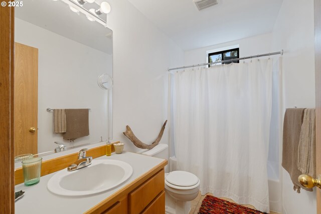 9 N 20th St, Hood River, OR 97031 - full bath with vanity, toilet, and shower / tub combo with curtain