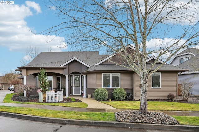 view of front facade featuring covered porch and a front yard