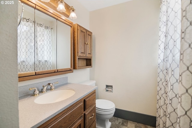 full bathroom featuring vanity, toilet, a shower with curtain, and baseboards