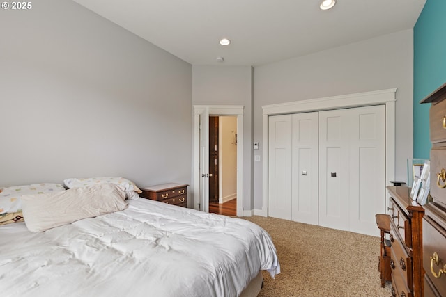 carpeted bedroom with recessed lighting and a closet