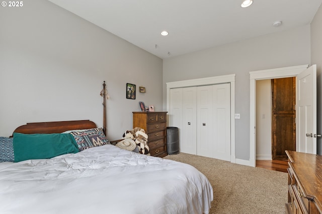bedroom with carpet flooring, a closet, recessed lighting, and baseboards