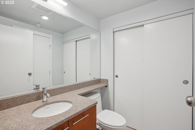 bathroom featuring recessed lighting, visible vents, toilet, and vanity