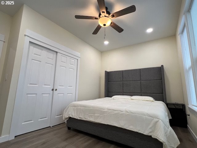 bedroom featuring dark hardwood / wood-style floors, ceiling fan, and a closet