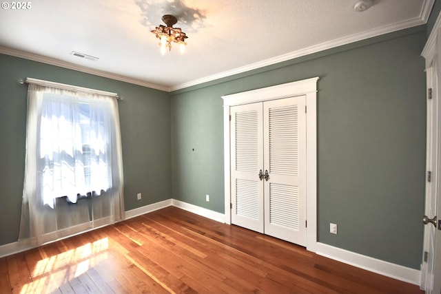 2917 NE 9th Ave, Portland, OR 97212 - unfurnished bedroom featuring hardwood / wood-style floors, ornamental molding, baseboards, and a closet