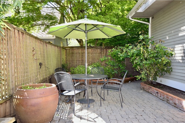 2917 NE 9th Ave, Portland, OR 97212 - fenced backyard featuring outdoor dining space and a patio