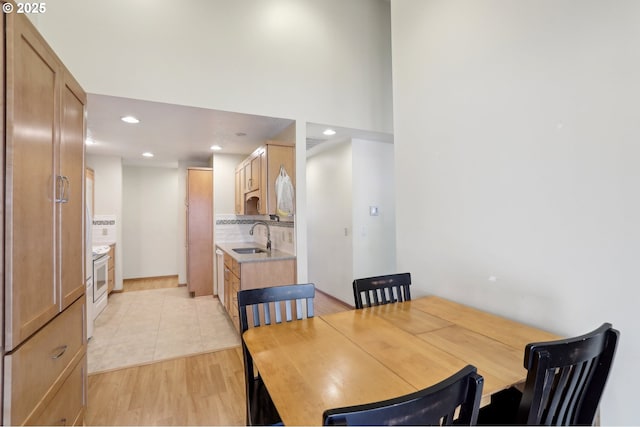 12604 NE Prescott Dr, Portland, OR 97230 - dining room with recessed lighting and light tile patterned flooring