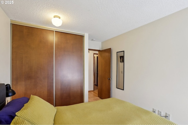 12604 NE Prescott Dr, Portland, OR 97230 - bedroom featuring a closet and a textured ceiling