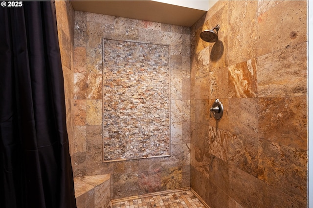 bathroom featuring a tile shower