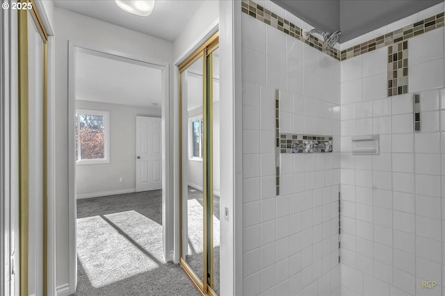 bathroom featuring a tile shower