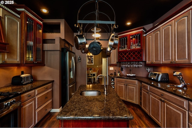 156 Peppermill Rd, Kelso, WA 98626 - kitchen featuring a sink, appliances with stainless steel finishes, dark wood-style floors, glass insert cabinets, and a kitchen island with sink