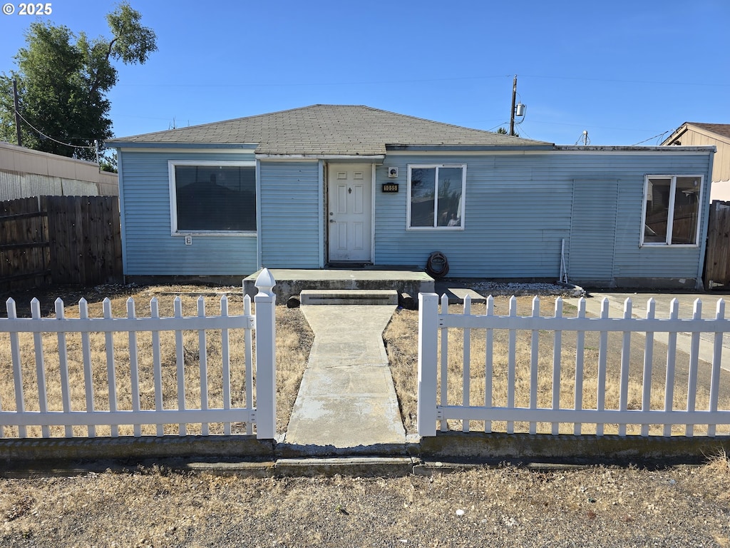 1055 W Madrona Ave, Hermiston, OR 97838 - view of front of house featuring a fenced front yard