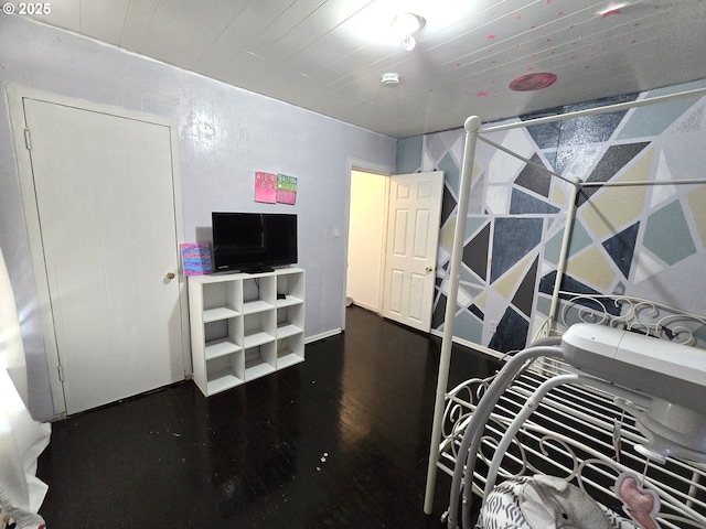 1055 W Madrona Ave, Hermiston, OR 97838 - bedroom with wood finished floors