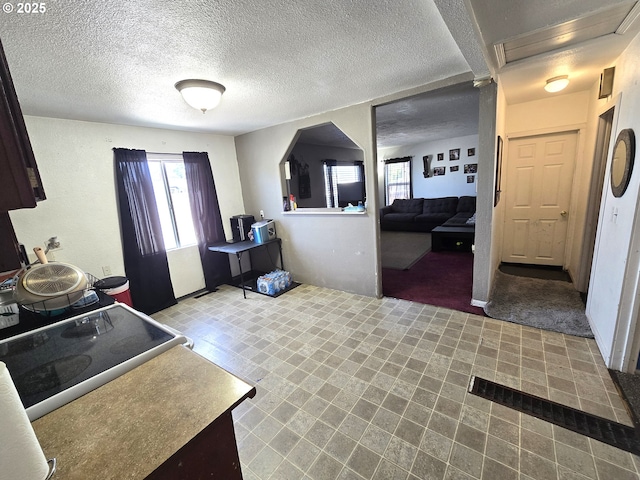 1055 W Madrona Ave, Hermiston, OR 97838 - kitchen with plenty of natural light, stovetop, and a textured ceiling