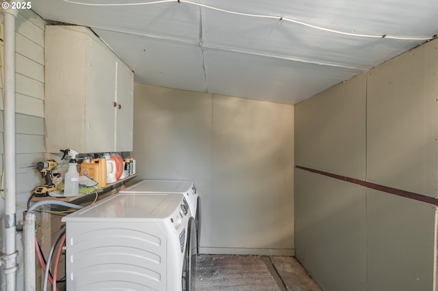 2440 Porter St, Lebanon, OR 97355 - laundry area with washing machine and clothes dryer