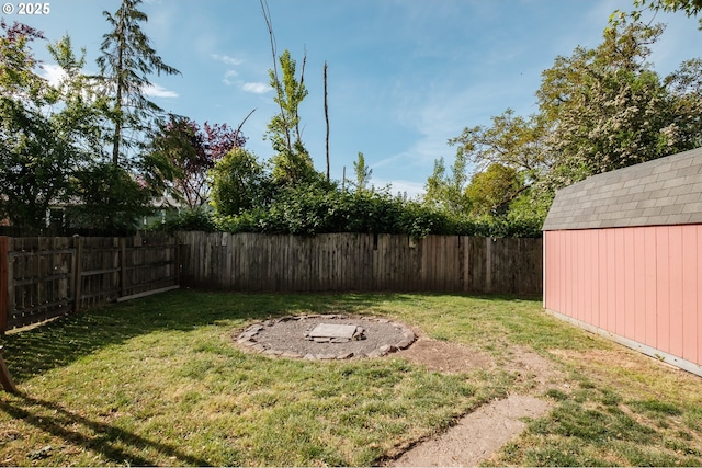 2440 Porter St, Lebanon, OR 97355 - view of yard featuring a storage shed and an outbuilding
