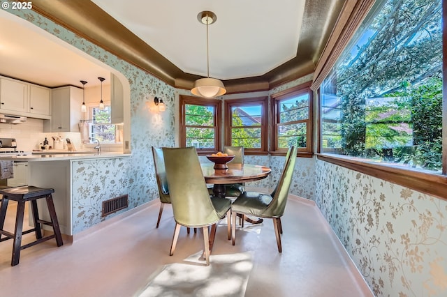 1834 SE 20th Ave, Portland, OR 97214 - dining room with wallpapered walls and arched walkways