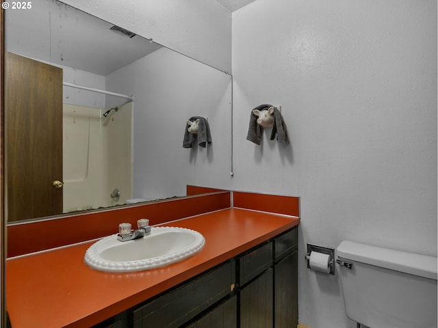 full bathroom featuring toilet, a shower, visible vents, and vanity