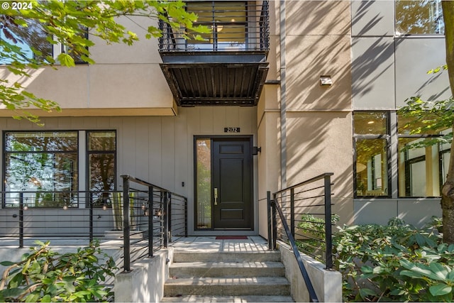 2172 NW 16th Ave, Portland, OR 97209 - entrance to property with a balcony