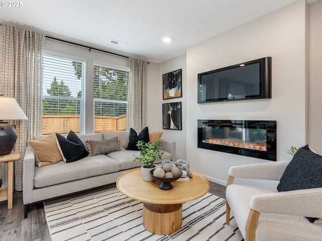 10386 NE 46th St, Vancouver, WA 98682 - living room with wood finished floors, a glass covered fireplace, recessed lighting, and baseboards